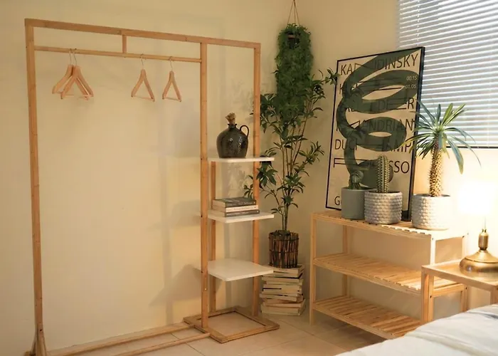 4 Minutes On Foot From Sinchon Station, Hongdae, Hapjeong, Myeongdong Near Daiso And Department Stores 2 And 1 Bathroom, Luggage Storage 서울특별시