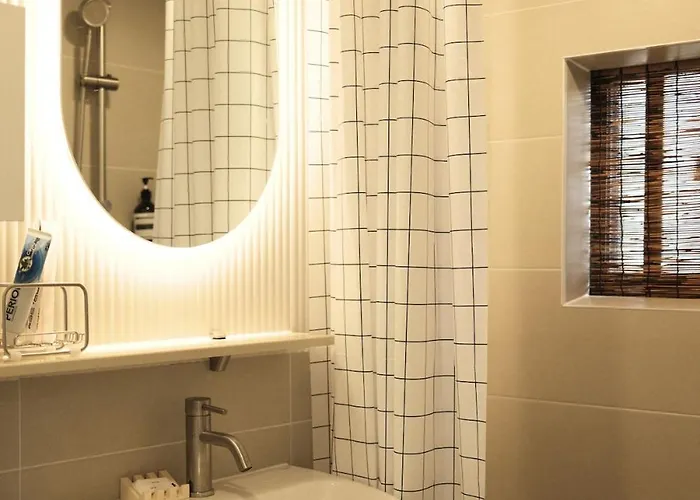 4 Minutes On Foot From Sinchon Station, Hongdae, Hapjeong, Myeongdong Near Daiso And Department Stores 2 And 1 Bathroom, Luggage Storage * 서울특별시