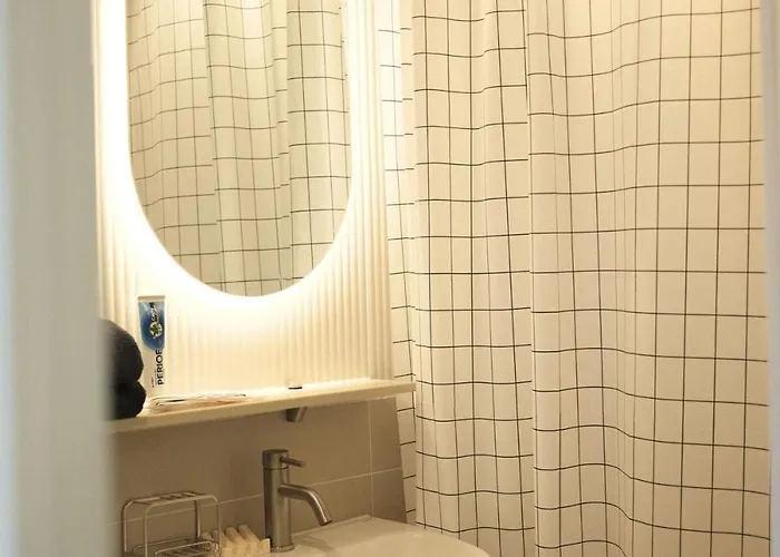 4 Minutes On Foot From Sinchon Station, Hongdae, Hapjeong, Myeongdong Near Daiso And Department Stores 2 And 1 Bathroom, Luggage Storage 아파트