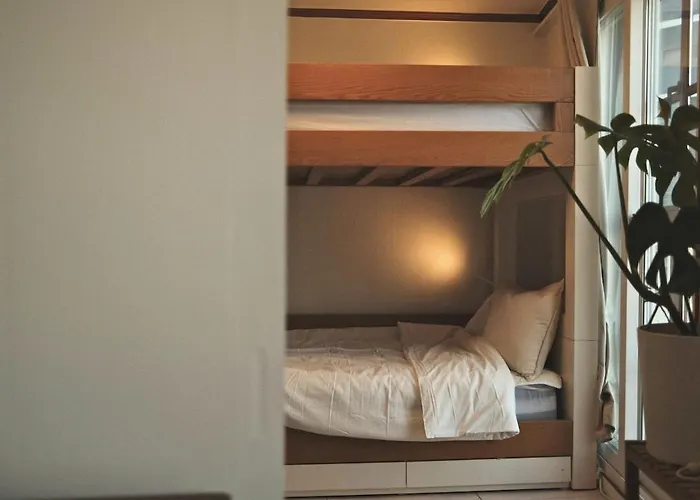 4 Minutes On Foot From Sinchon Station, Hongdae, Hapjeong, Myeongdong Near Daiso And Department Stores 2 And 1 Bathroom, Luggage Storage 서울특별시