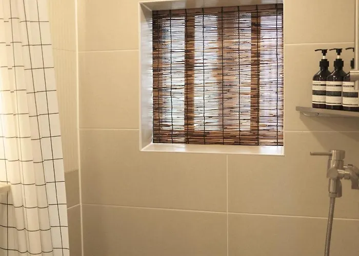 4 Minutes On Foot From Sinchon Station, Hongdae, Hapjeong, Myeongdong Near Daiso And Department Stores 2 And 1 Bathroom, Luggage Storage *