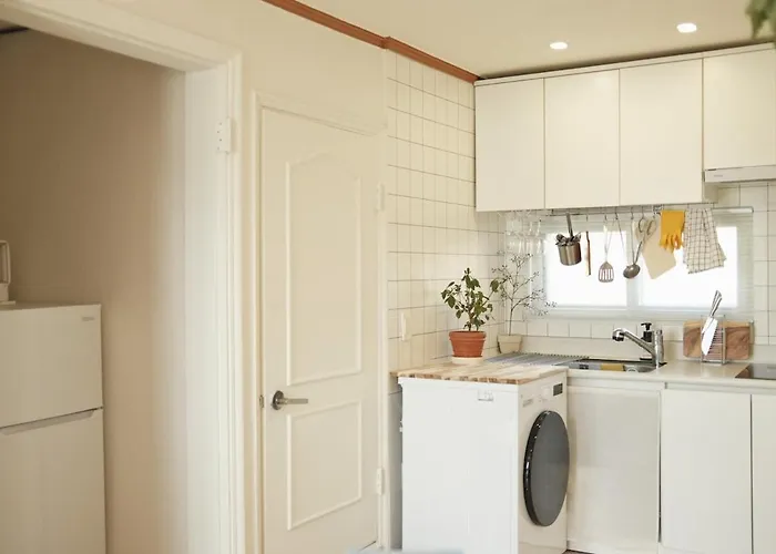 4 Minutes On Foot From Sinchon Station, Hongdae, Hapjeong, Myeongdong Near Daiso And Department Stores 2 And 1 Bathroom, Luggage Storage 아파트 *