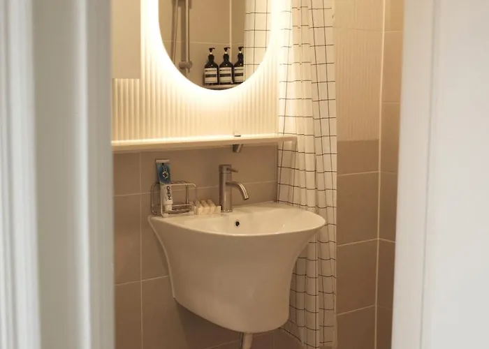 아파트 4 Minutes On Foot From Sinchon Station, Hongdae, Hapjeong, Myeongdong Near Daiso And Department Stores 2 And 1 Bathroom, Luggage Storage