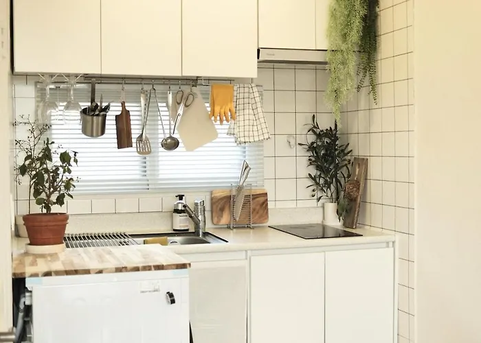 4 Minutes On Foot From Sinchon Station, Hongdae, Hapjeong, Myeongdong Near Daiso And Department Stores 2 And 1 Bathroom, Luggage Storage * 서울특별시