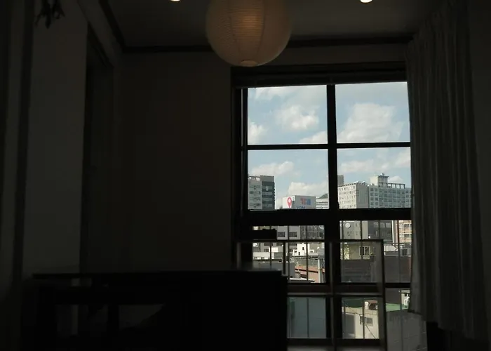4 Minutes On Foot From Sinchon Station, Hongdae, Hapjeong, Myeongdong Near Daiso And Department Stores 2 And 1 Bathroom, Luggage Storage 서울특별시