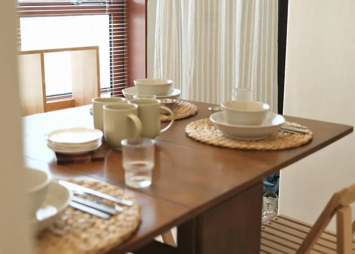 4 Minutes On Foot From Sinchon Station, Hongdae, Hapjeong, Myeongdong Near Daiso And Department Stores 2 And 1 Bathroom, Luggage Storage