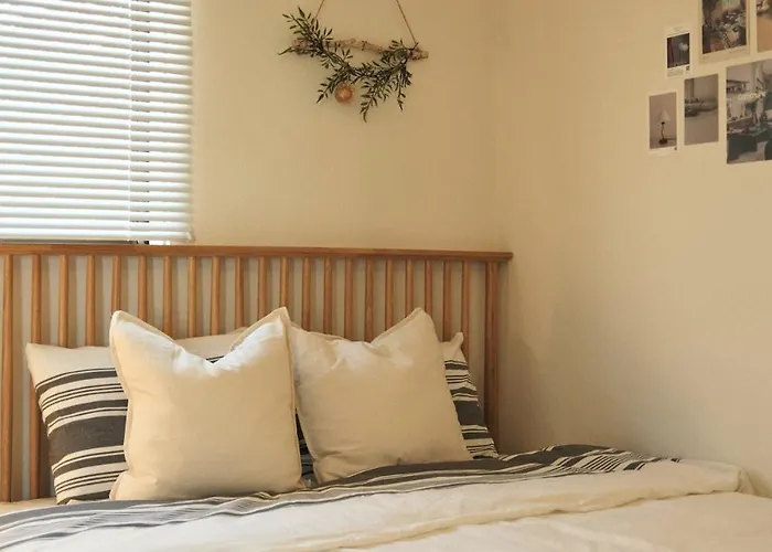 4 Minutes On Foot From Sinchon Station, Hongdae, Hapjeong, Myeongdong Near Daiso And Department Stores 2 And 1 Bathroom, Luggage Storage *