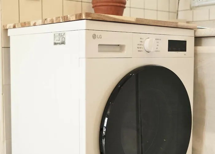 4 Minutes On Foot From Sinchon Station, Hongdae, Hapjeong, Myeongdong Near Daiso And Department Stores 2 And 1 Bathroom, Luggage Storage *