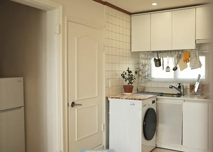 아파트 4 Minutes On Foot From Sinchon Station, Hongdae, Hapjeong, Myeongdong Near Daiso And Department Stores 2 And 1 Bathroom, Luggage Storage *