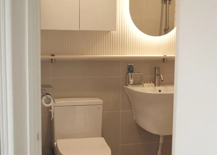 4 Minutes On Foot From Sinchon Station, Hongdae, Hapjeong, Myeongdong Near Daiso And Department Stores 2 And 1 Bathroom, Luggage Storage
