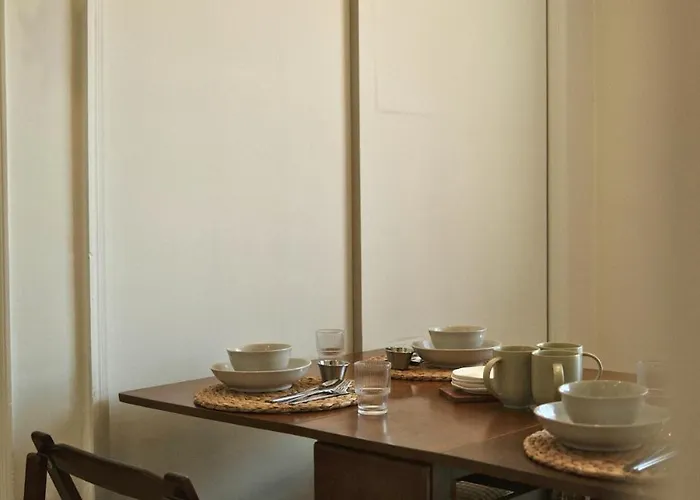 4 Minutes On Foot From Sinchon Station, Hongdae, Hapjeong, Myeongdong Near Daiso And Department Stores 2 And 1 Bathroom, Luggage Storage * 서울특별시