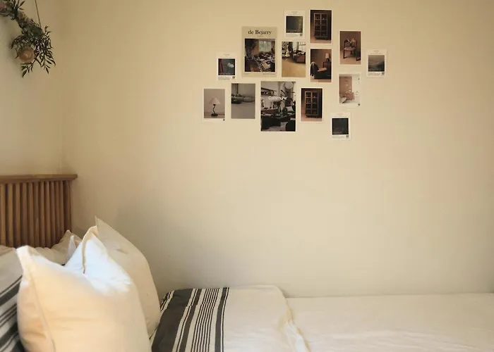 4 Minutes On Foot From Sinchon Station, Hongdae, Hapjeong, Myeongdong Near Daiso And Department Stores 2 And 1 Bathroom, Luggage Storage 아파트